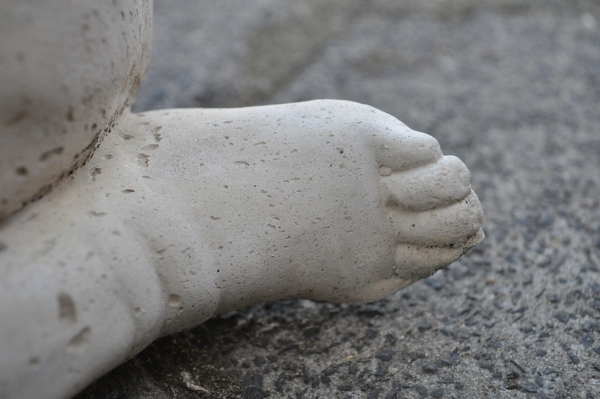 Zittend kindje B-0421 detail voet