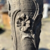 detail ronde zuil met bloemen en vierkanten top en voet B-03067