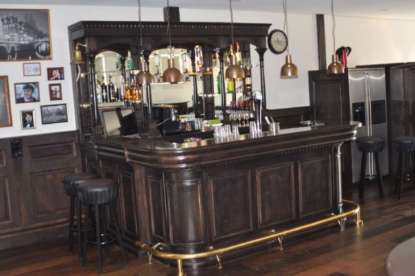 Bar in Notenkleur