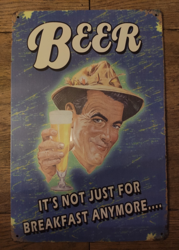 metalen bord met tekst en een man die proost met bier