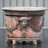 Bloempot-vase-rond-met-gezicht-en-guirlande-barok-antiekroze-en-leeuwen-B-02197