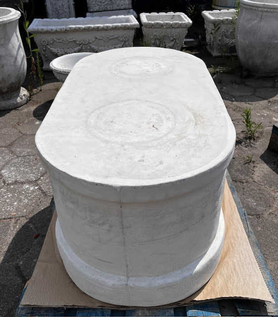 Strakke ovale betonnen zuil sokkel B-03147