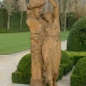 Vrouwenfiguur aanbid Zeus buste
