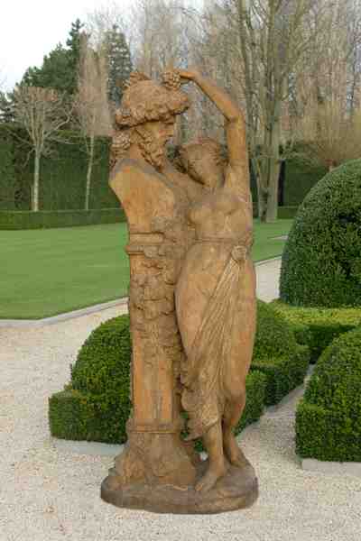 Vrouwenfiguur aanbid Zeus buste