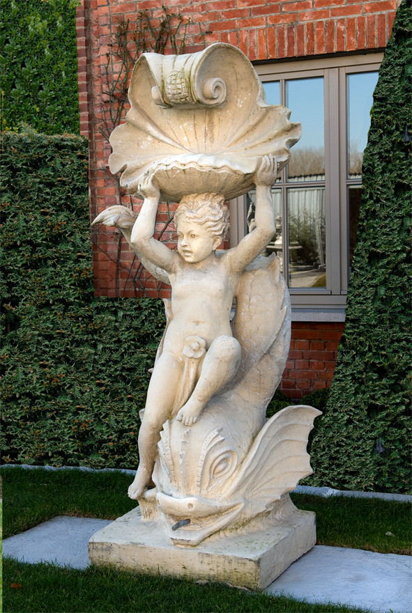 tuinbeeld Kind houdt schelp omhoog