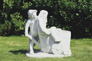 Tuinbeeld man en vrouw met kruiwagen