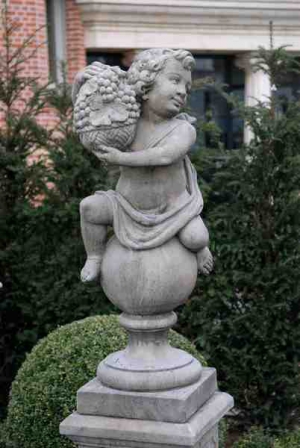 Tuinbeeld Engel op bol