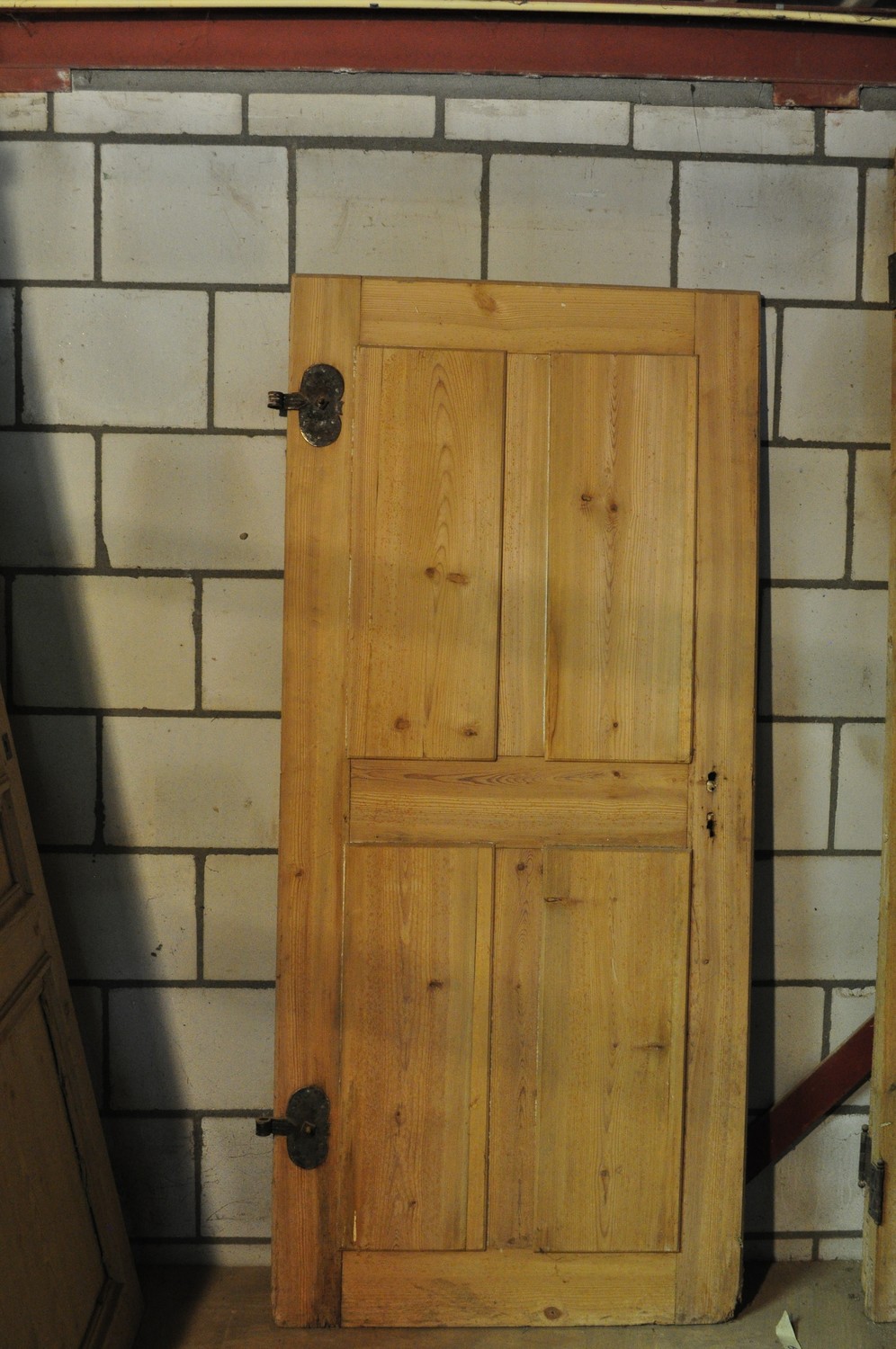 Alternatief voorstel Reparatie mogelijk De layout Nr. 95 Blanke deur met zwarte scharnieren - Elmo Dreams & Deco