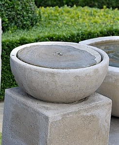 Moderne fontein op vierkante voet