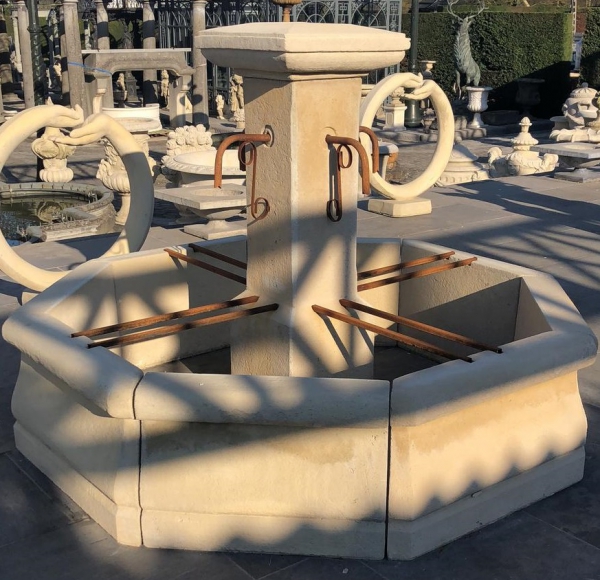 Rustieke achtkantige Franse fontein met uitlopen en dragers in zansteenkleur B-01410